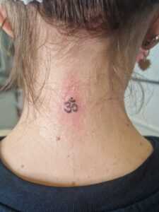 Tatouage semi permanent cou