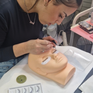 formation extensions de cils mannequin